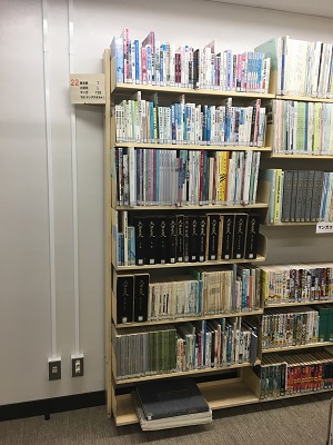 下丸子図書館地域資料コーナー書架