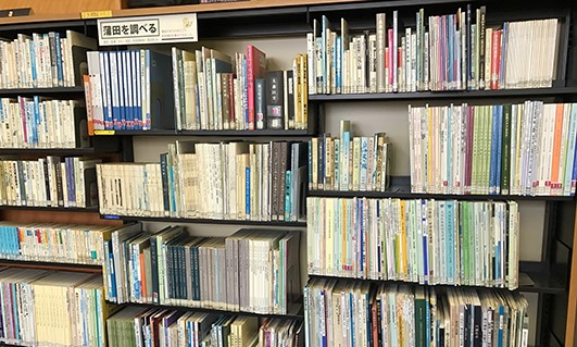 蒲田図書館地域資料コーナー書架